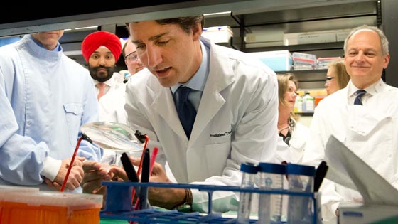 Image of PM Justin Trudeau tours lab 