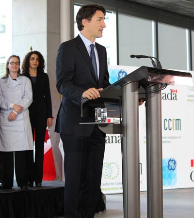 Image of PM Justin Trudeau at podium 