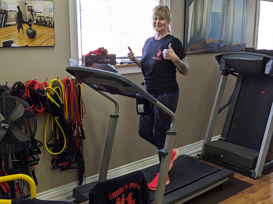 Woman on treadmill with thumb’s up 