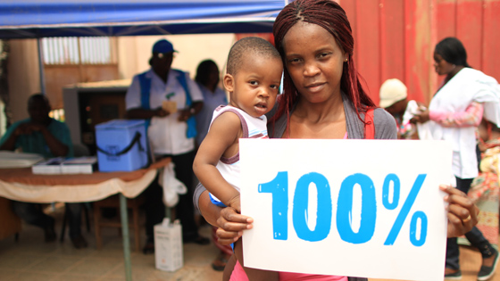 Image of Clerrsio, 17 months, and his mother Albertina arriving at a UNICEF pop-up clinic in Angola.