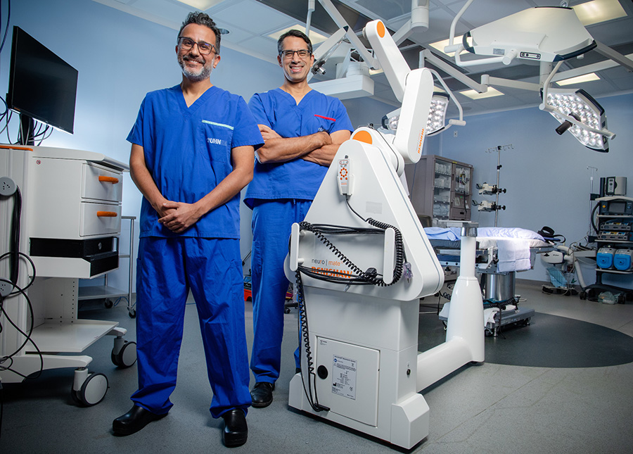 Neurosurgeons Dr. Suneil Kalia (L) and Dr. Taufik Valiante 
