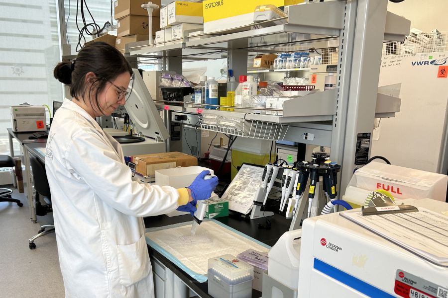 Iris Grilo doing tests at the lab